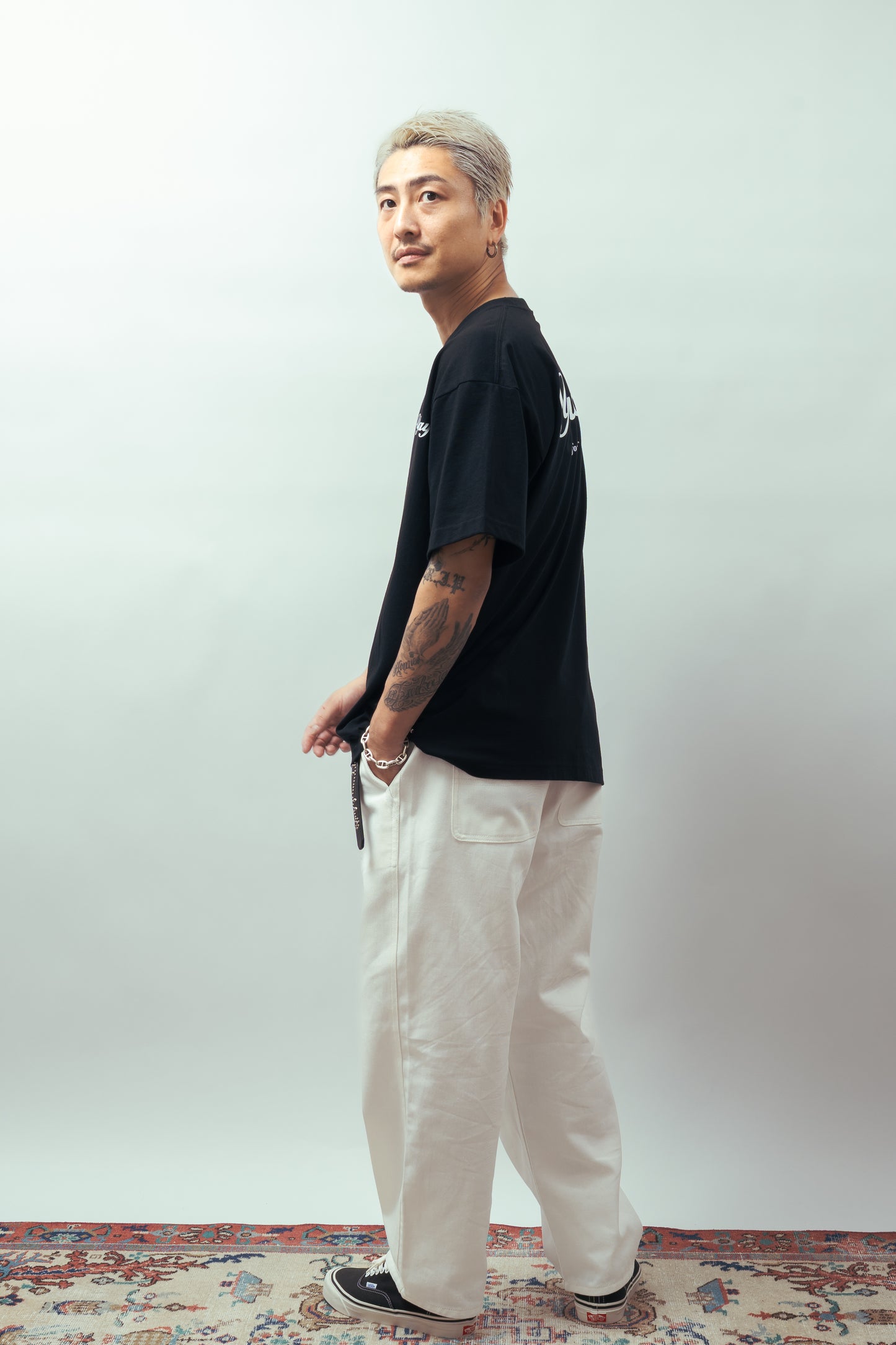 SIGNATURE TEE (BLACK)
